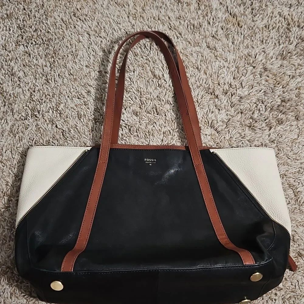Fossil Gwen Shopper Tote – Black Goat Leather + Brown Trim, Zip Sides